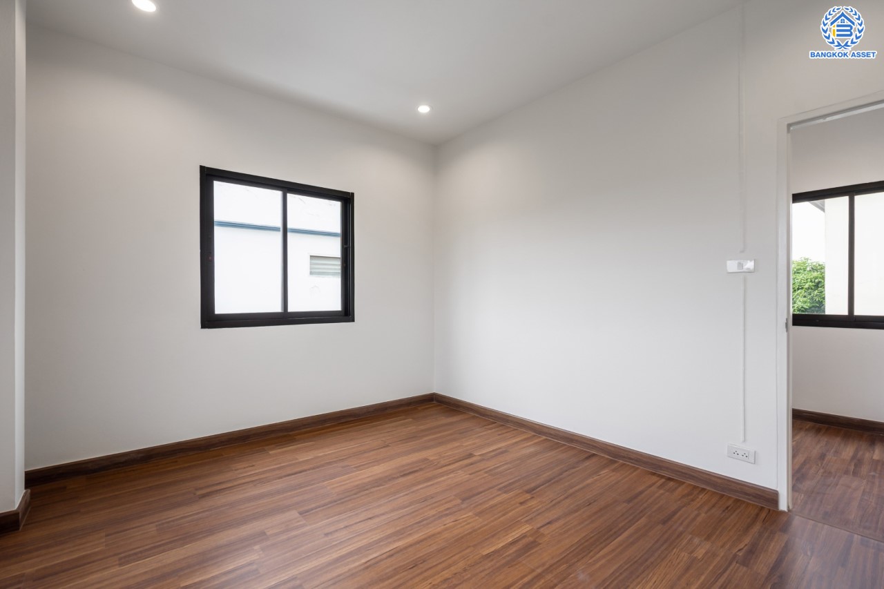 บ้านมือสองตกแต่งใหม่ 3 ชั้น โซนเศรษฐกิจ ซอยนวนิช ปากเกร็ด เนื้อที่ 23 ตร.ว. ฟังก์ชัน 3 ห้องนอน 3 ห้องน้ำ จอดรถได้ 1 คัน บนทำเลเมือง ใกล้เซ็นทรัลแจ้งวัฒนะ จุดขึ้นทางด่วนแจ้งวัฒนะ และรถไฟฟ้าสายสีชมพู "สถานีเลี่ยงเมืองปากเกร็ด"...